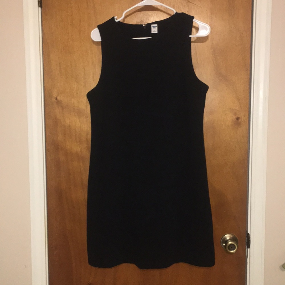 Black sleeveless dress